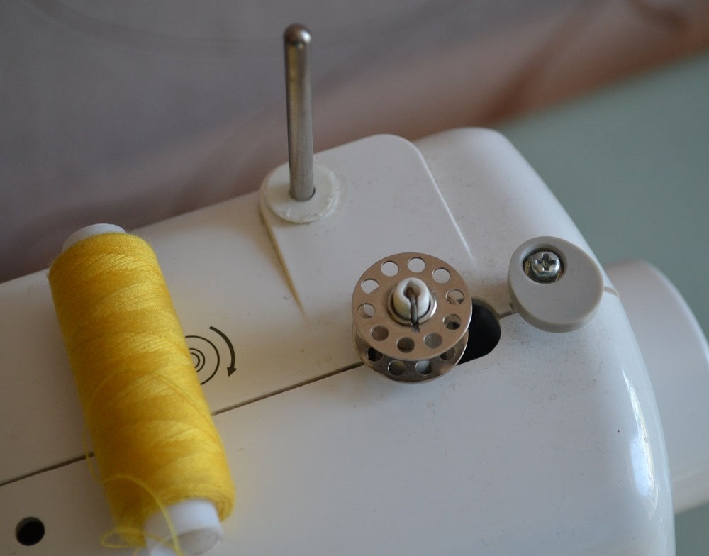 Place the coil with thread on the spool pin