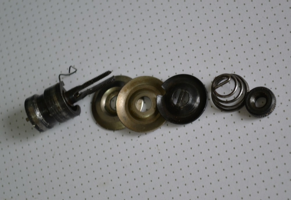 Thread tension regulator