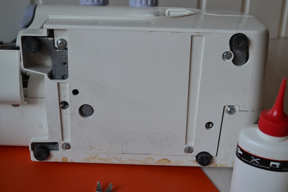 Cover for bottom part of sewing machine