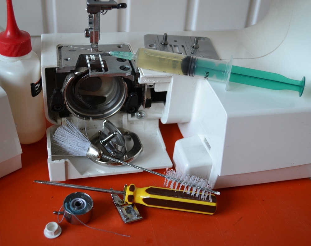 How to Clean and to Oil a Sewing Machine