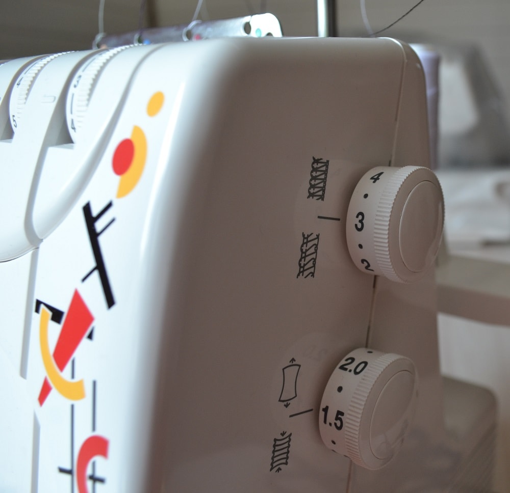 This serger has both knobs on right side