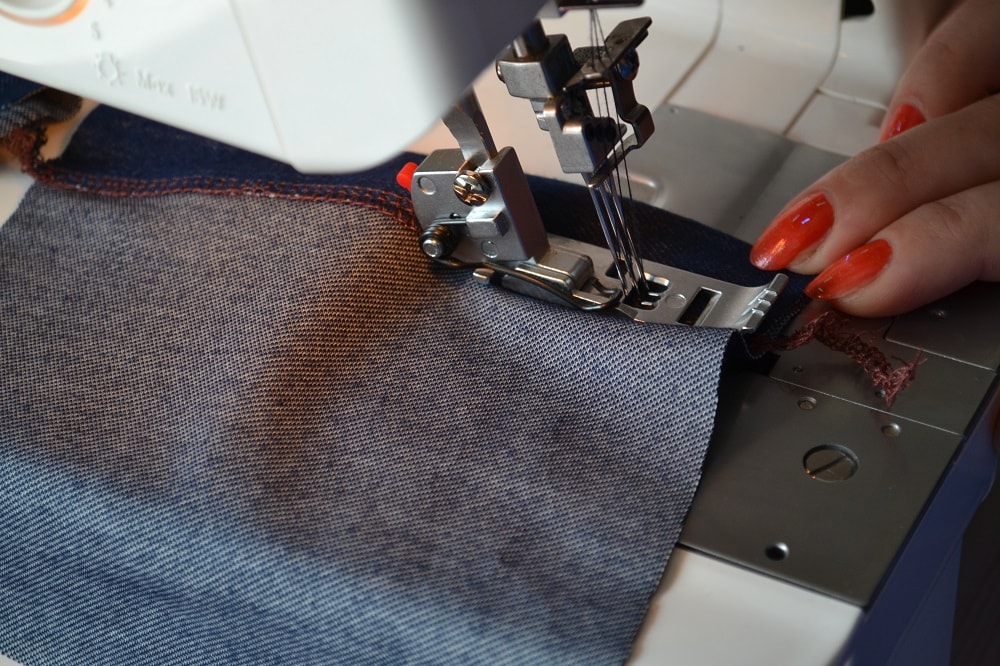 How to use a cover stitch machine