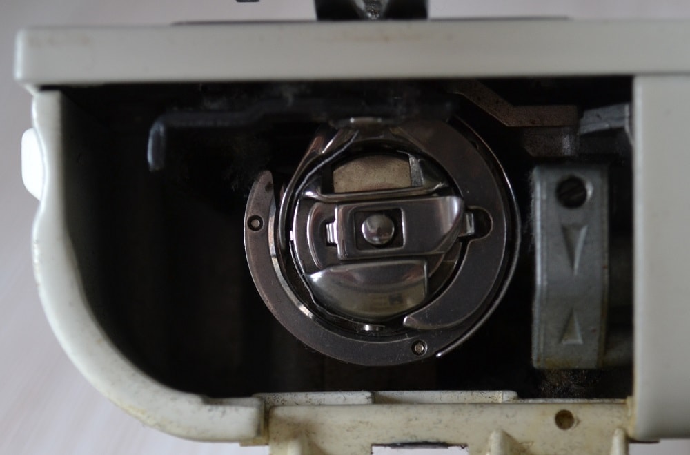 Rotary shuttle hook housing