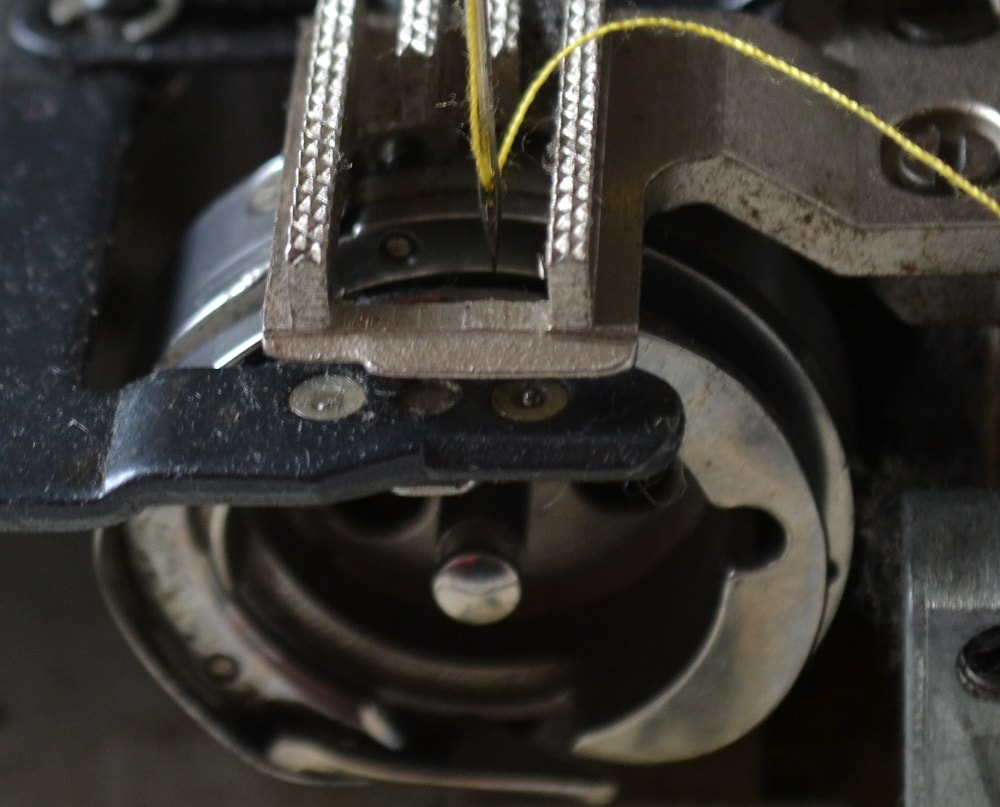 How works a vertical rotary shuttle hook