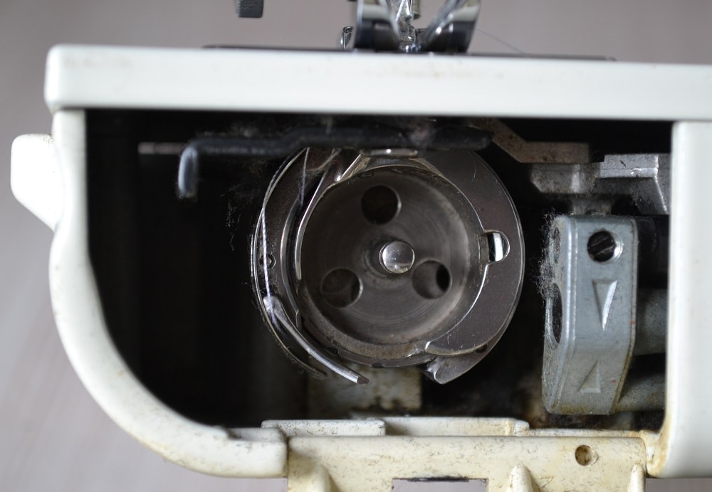 Vertical rotary shuttle hook system