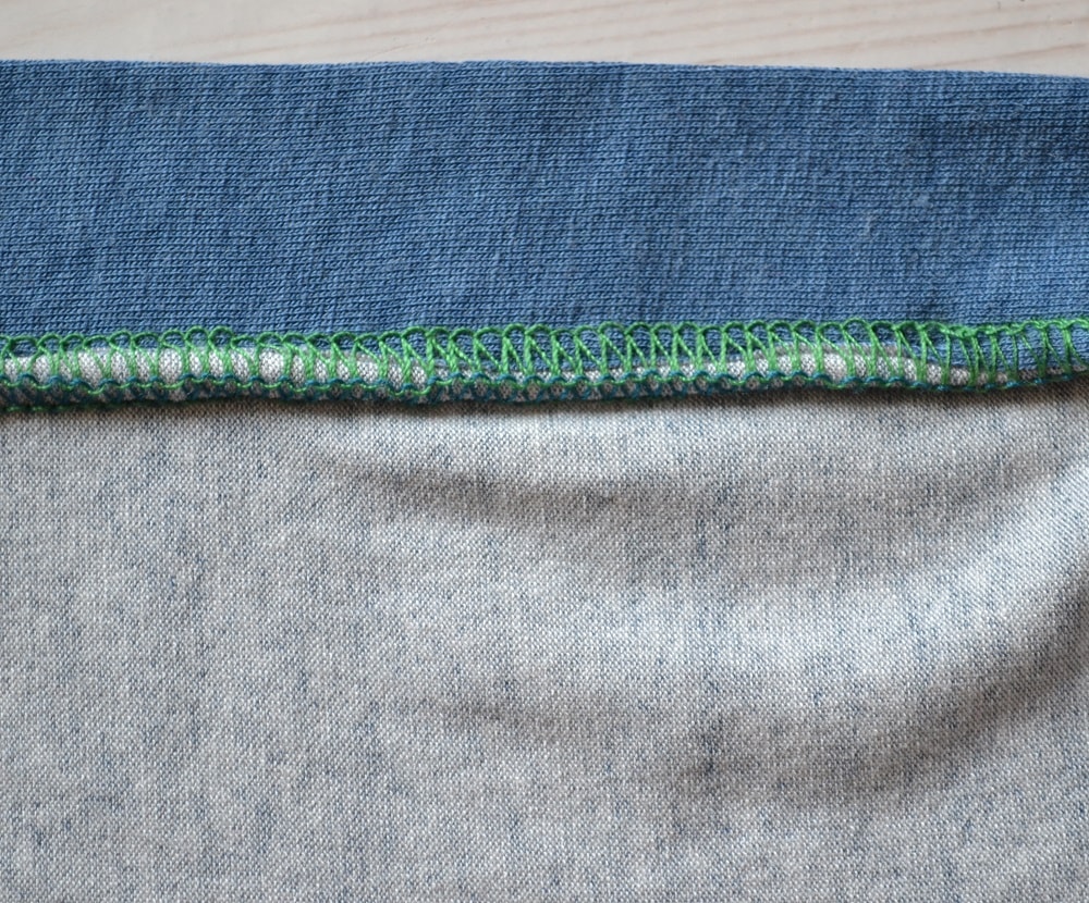 Hemming the knit fabrics with three threads