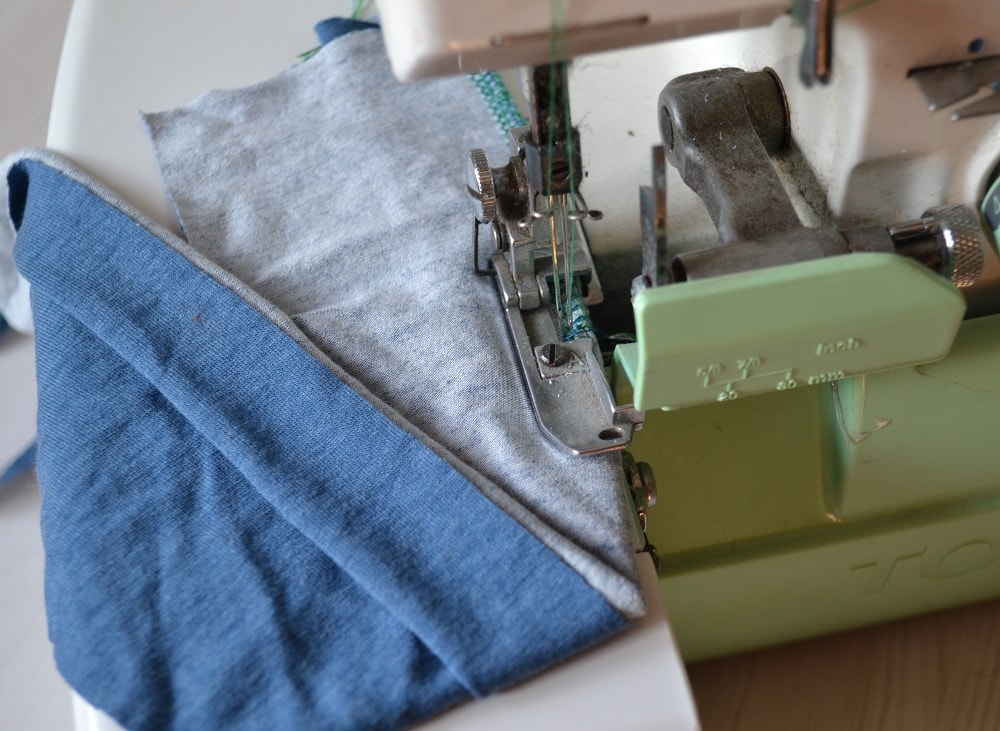 Original way of hemming a knit fabric