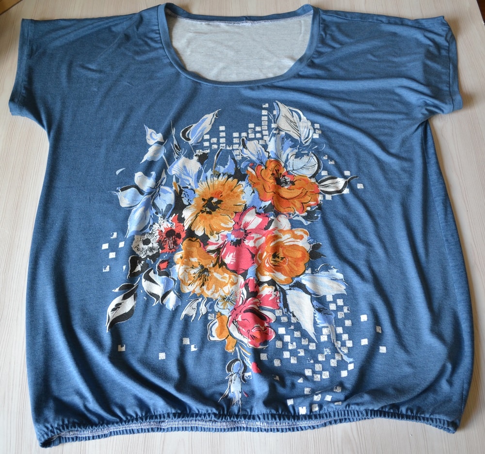 This women t-shirt is a free fitting model