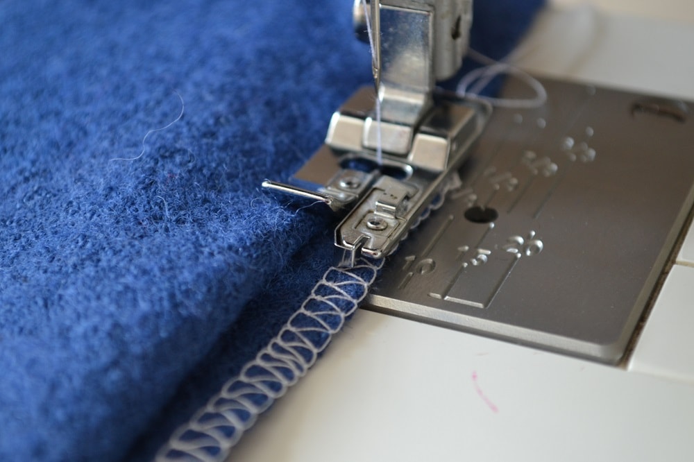 Replace an universal foot and set a hem presser foot