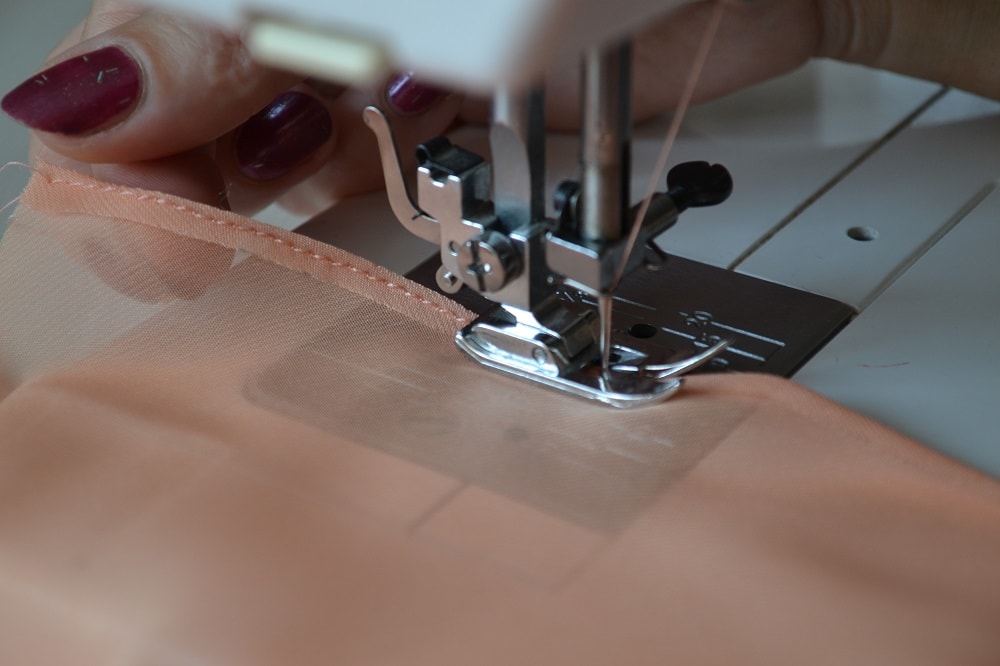 Using the universal presser foot for sewing hem