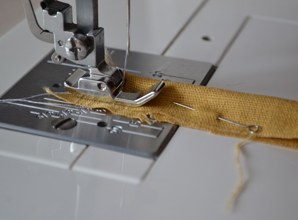 Set the zipper presser foot