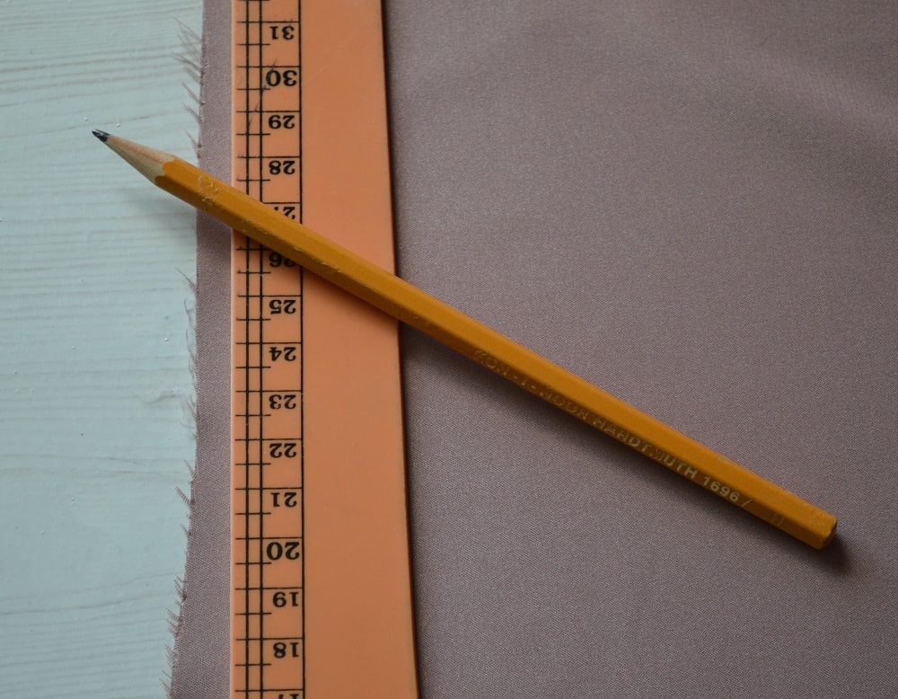 How to align the edge of the fabric