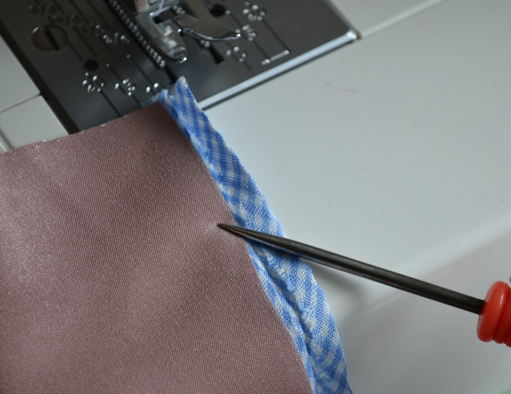 Fabric edge into the double fold bias tape