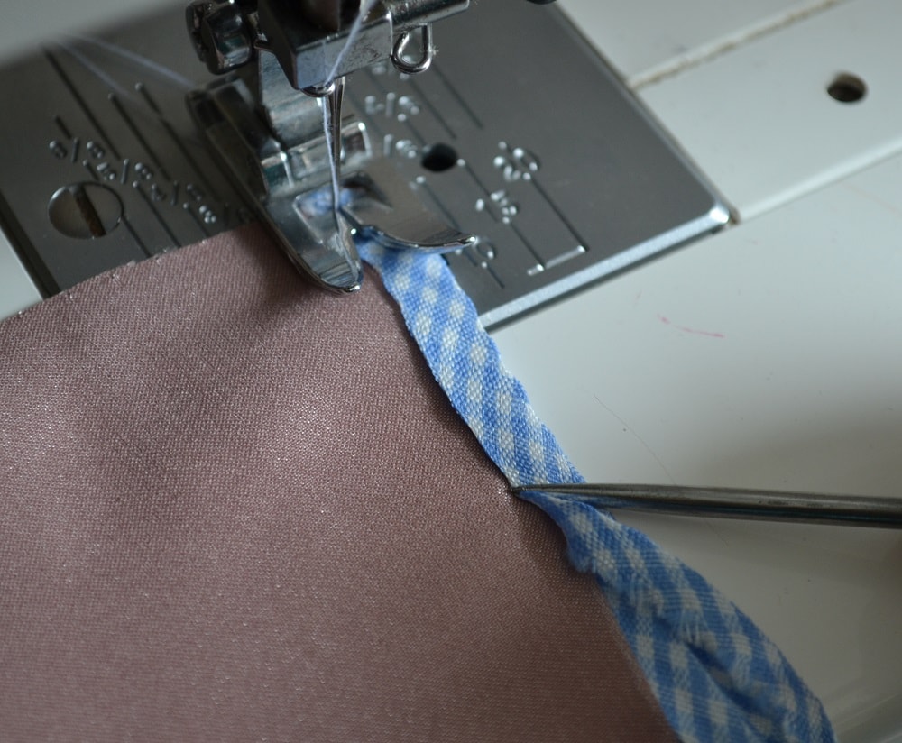 Start sewing a folded tape on sewing machine