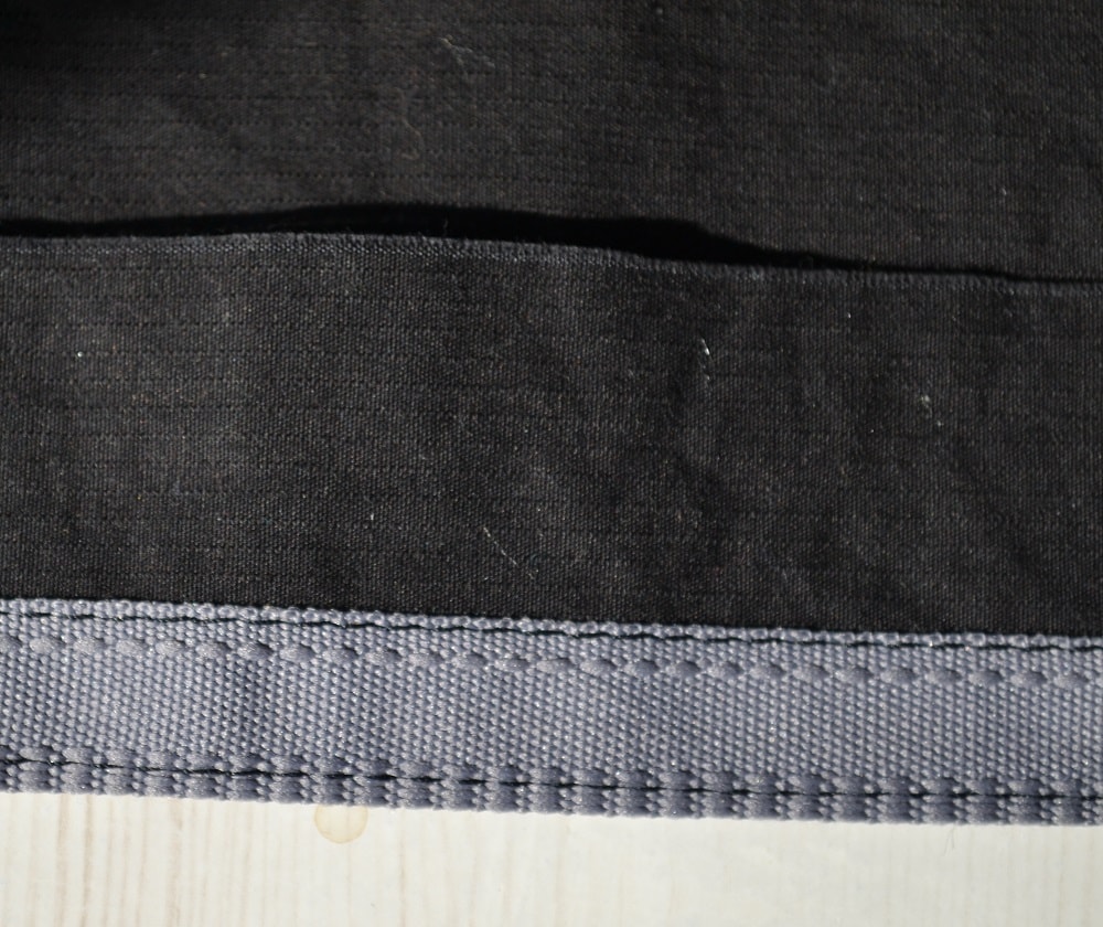 Mens trousers with kick tape