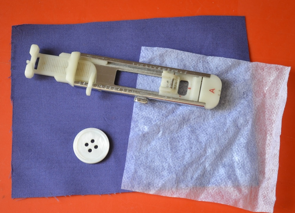 Automatic buttonhole presser foot