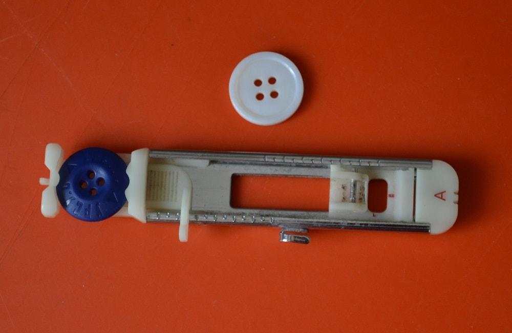 Place the button in buttonhole foot