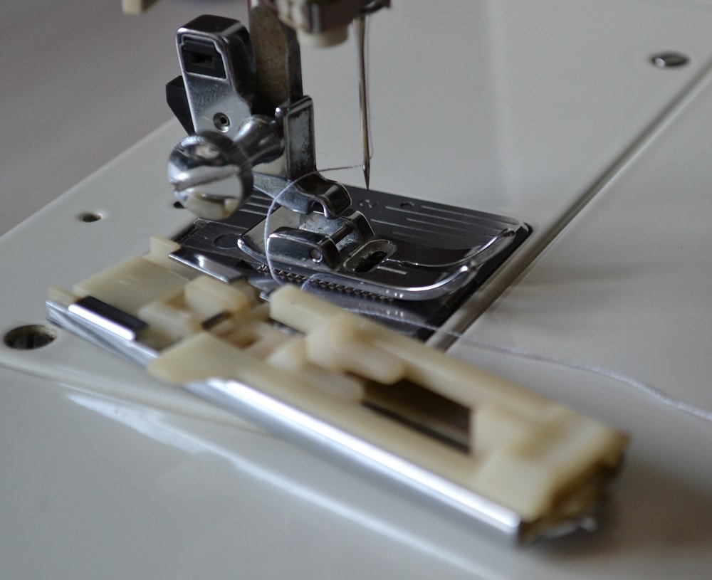 Remove the universal presser foot