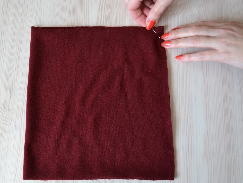 Facing a neckline of knits t-shirt