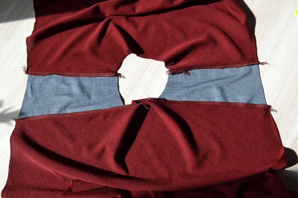 Shoulder edges sew with straight stitches