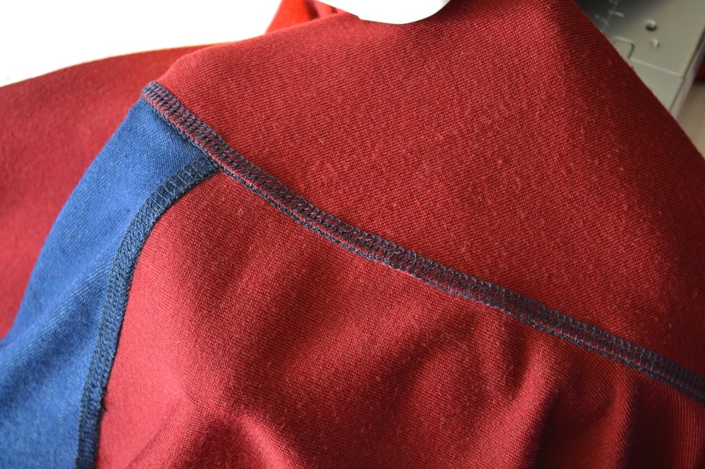 How looks the flat seam around armhole
