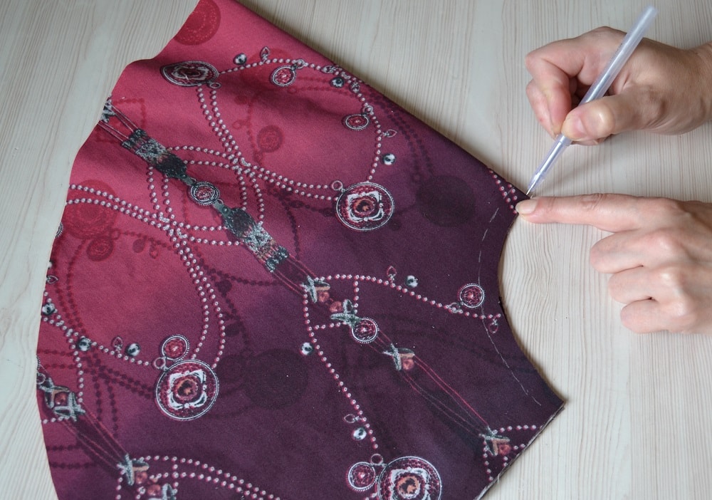 Dividing the waistline a skirt in half