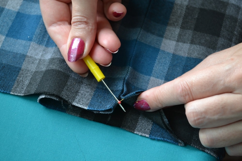 Take seam trimmer and delete the thread