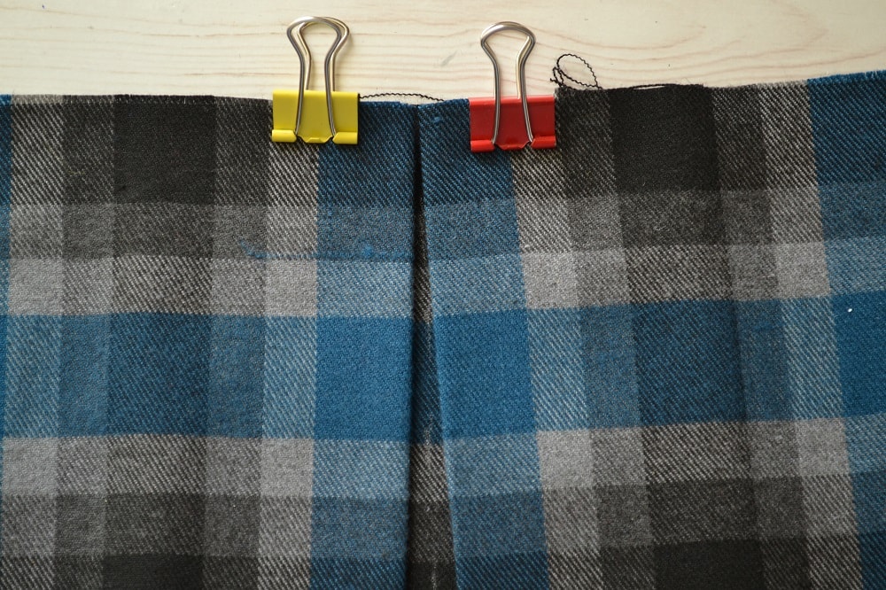 Inverted pleat on the face side a skirt
