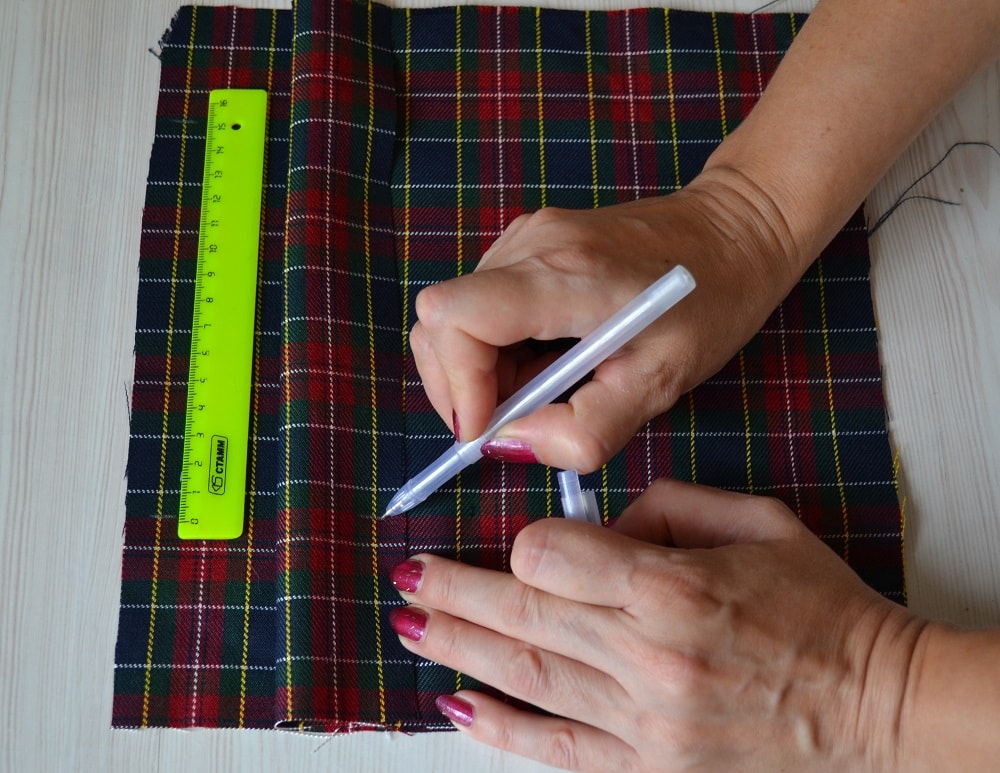 Marking the borders of the hole