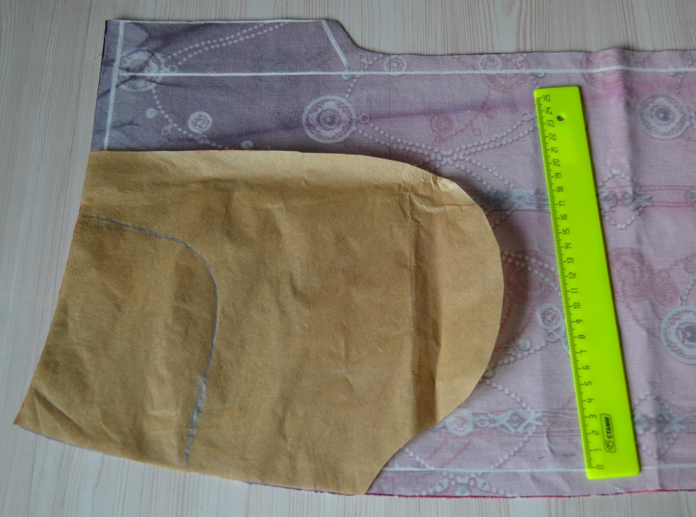 Cutting of details for side jeans pockets
