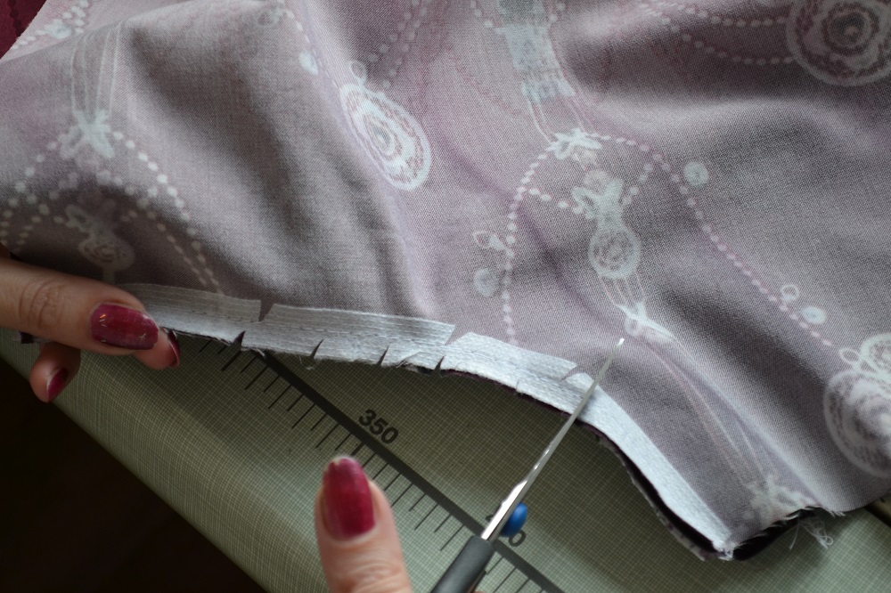 Smooth curved line around input pocket hole