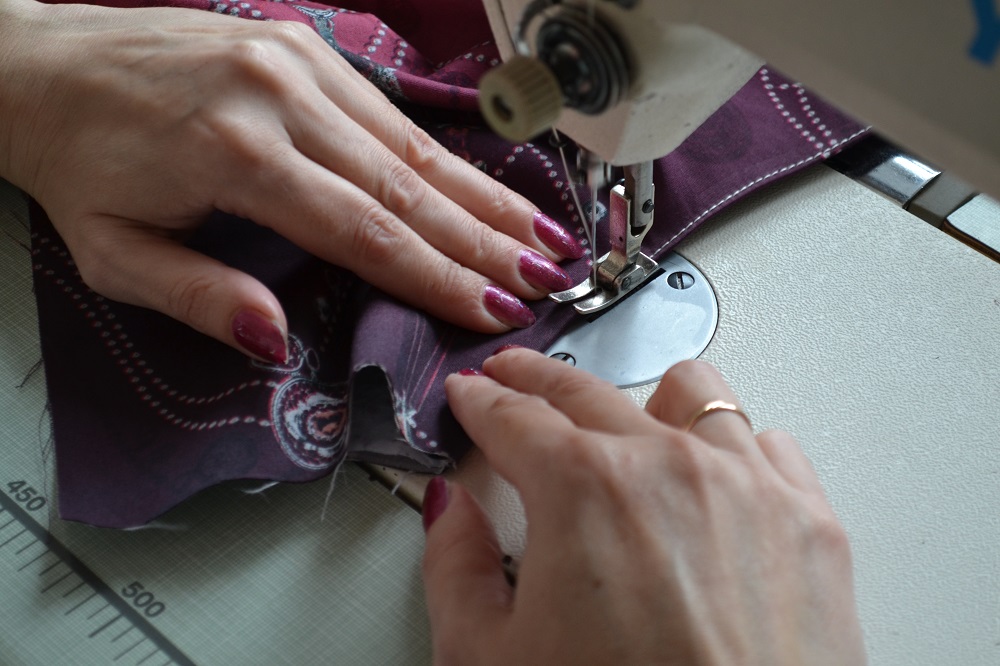 Finishing stitches along curve hole