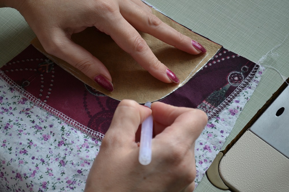 Mark curved input line on back part a pocket