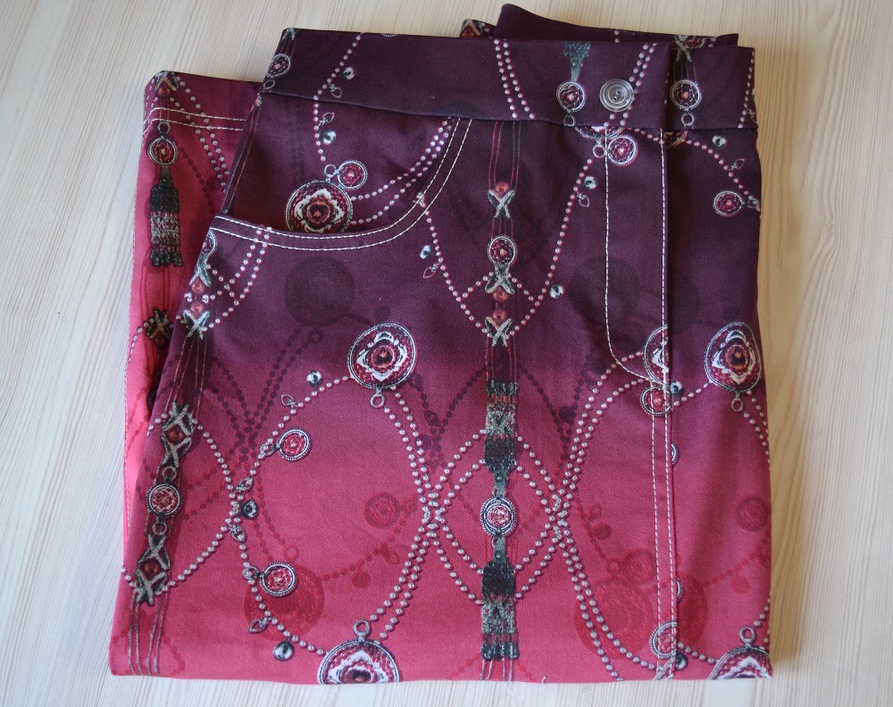 Sewing of front pockets denim skirts