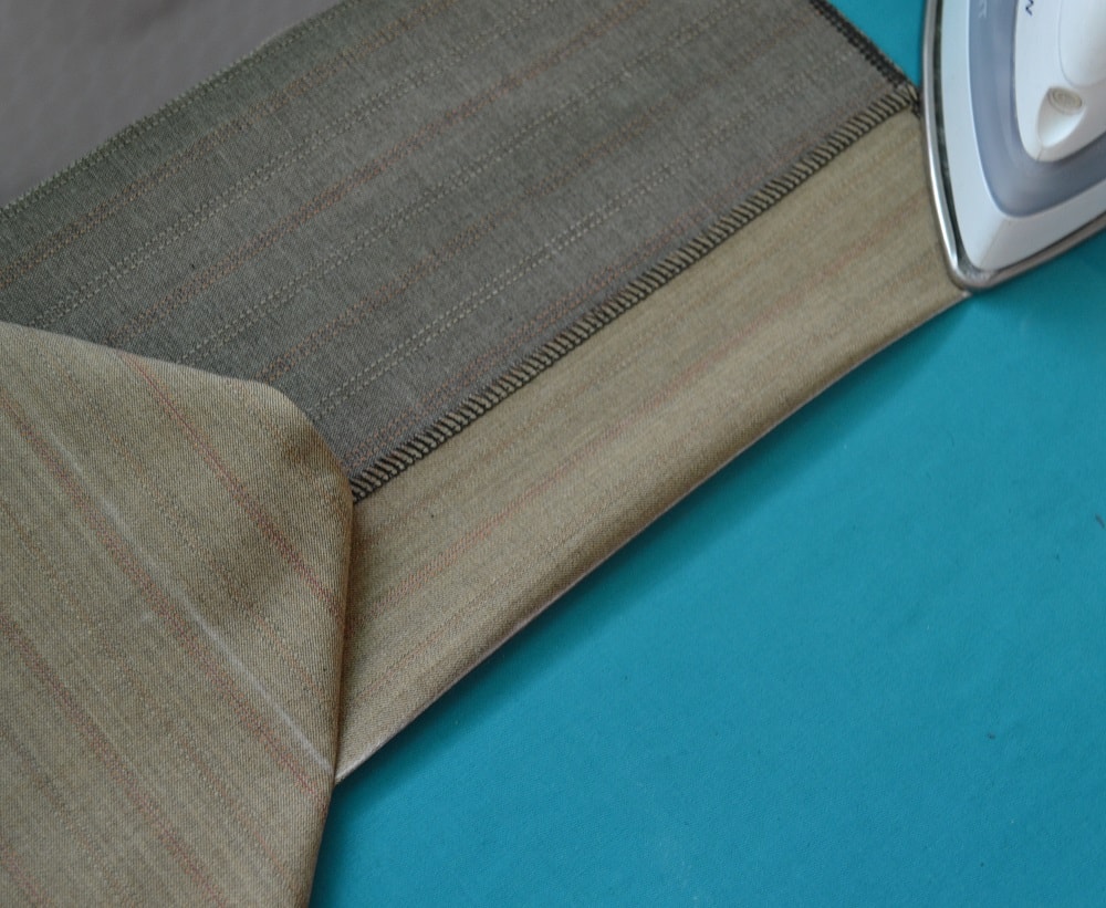 Press the left part of kick pleat
