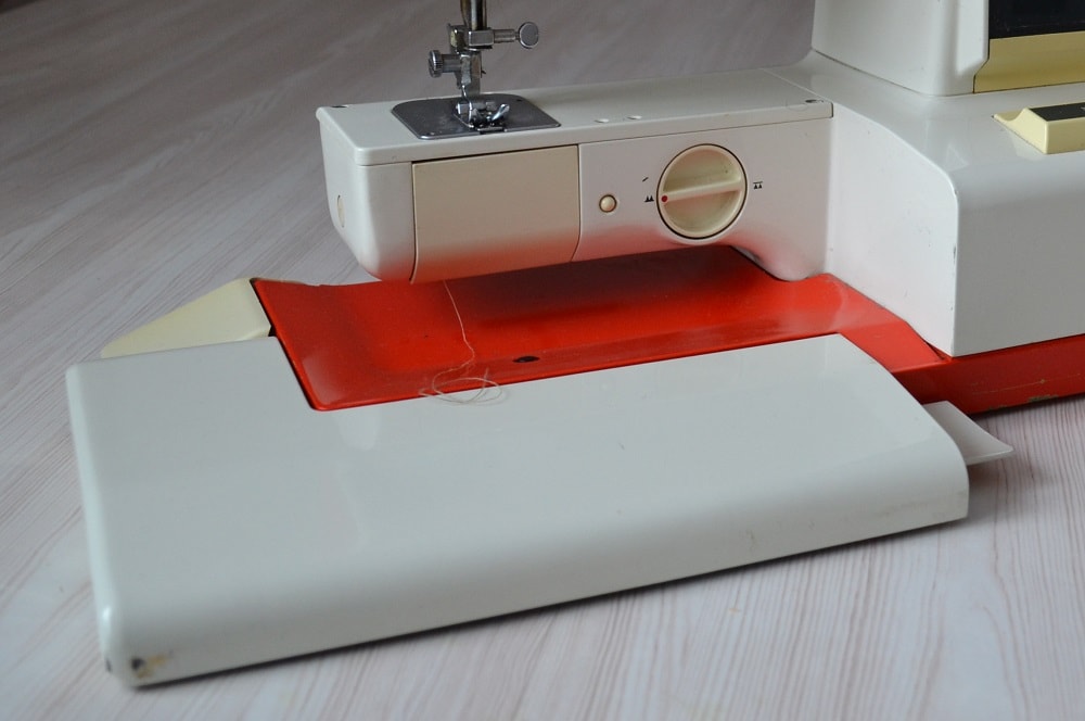 Folding table of sewing machine