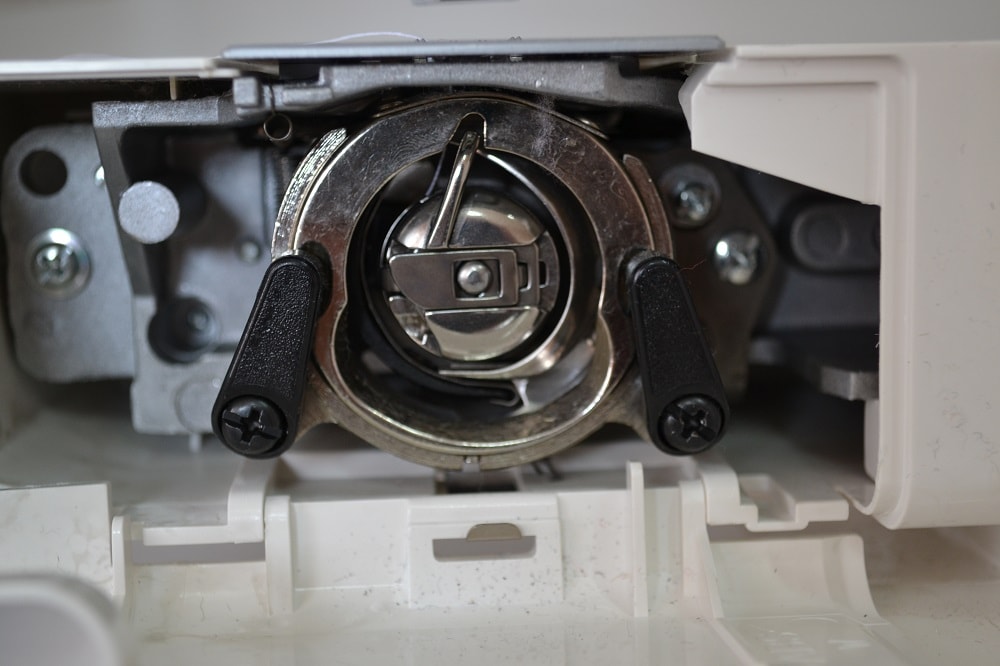 Oscillating hook sewing machine