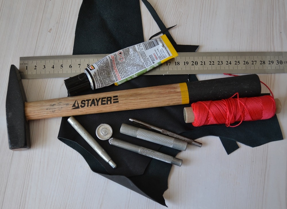 Set of tools for sewing a leather