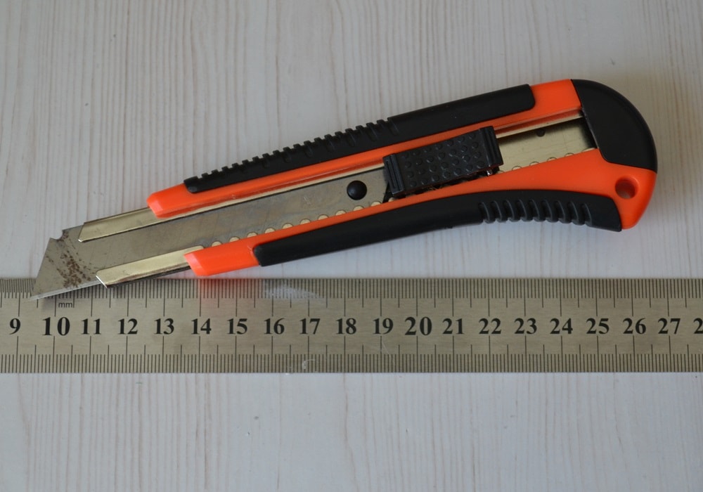 Metal ruler and special cutter