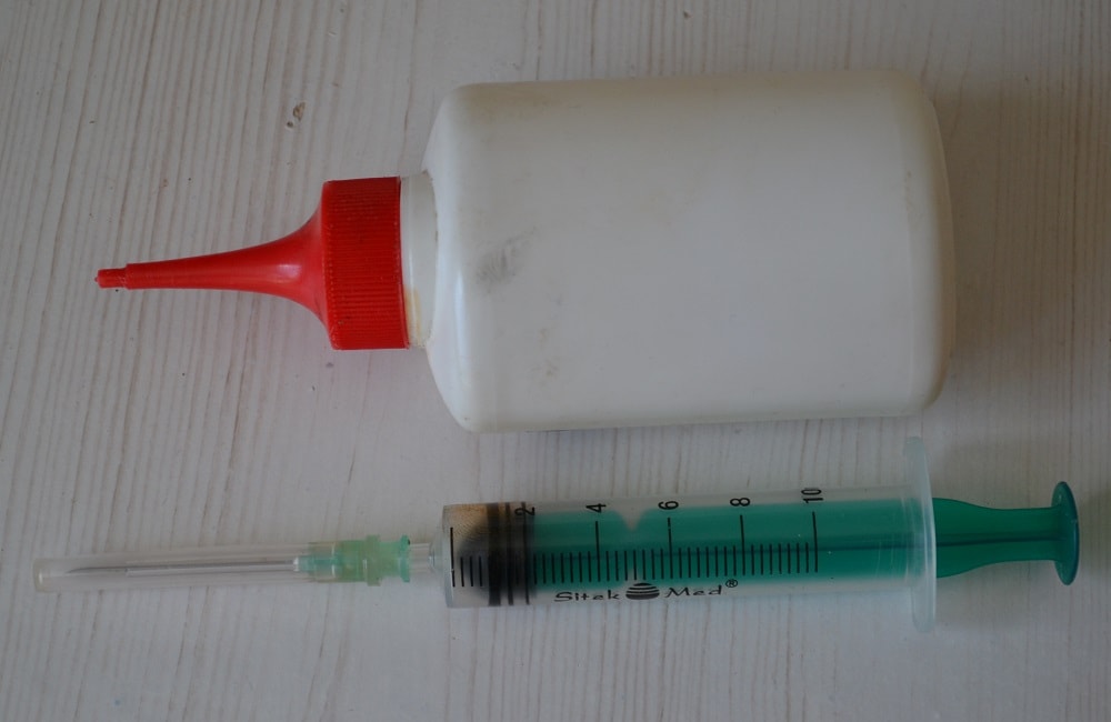 Plastic medical syringe for oiling