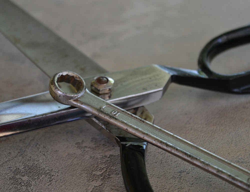 How to disconnect both scissor blades