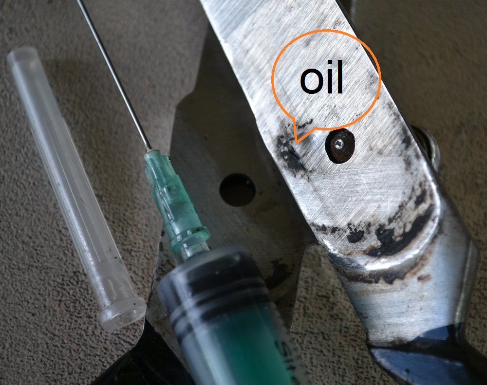 Oiling the scissors