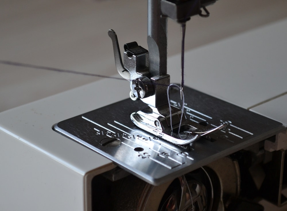 Lift up the needle with bobbin threa
