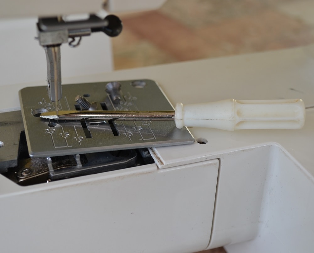 How to remove a needle plate