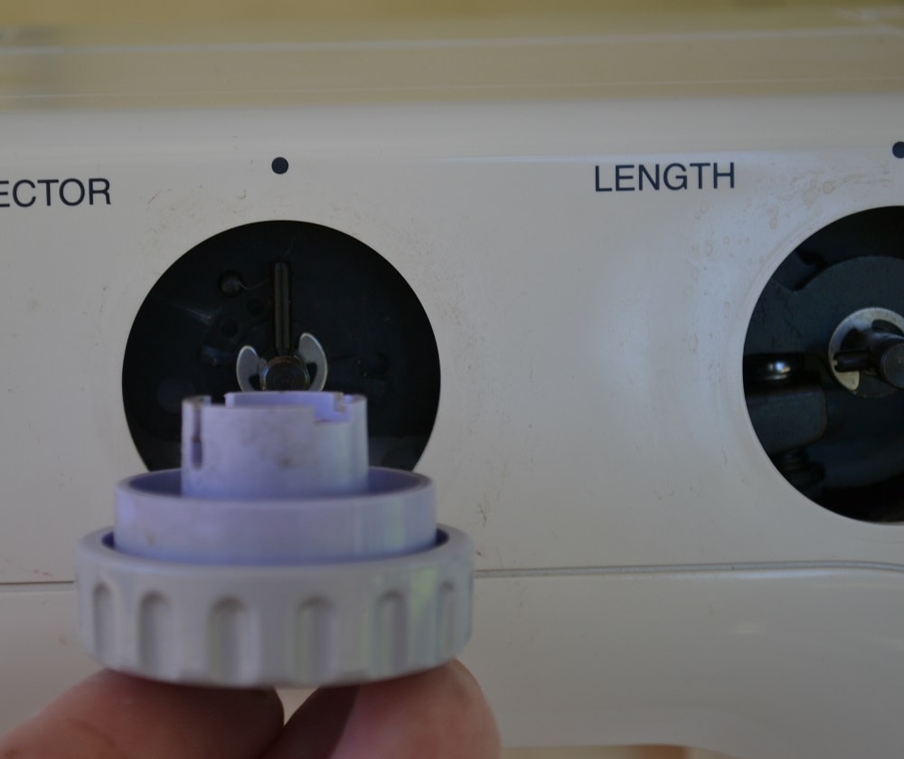 How to remove the plastic knobs