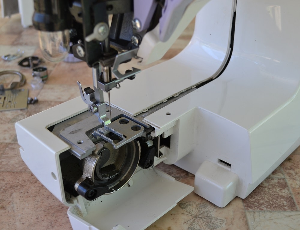 How to disassemble a sewing machine