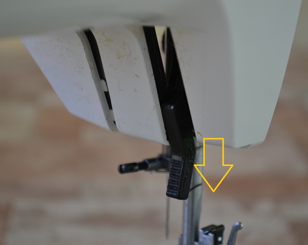 Lift lever of presser foot