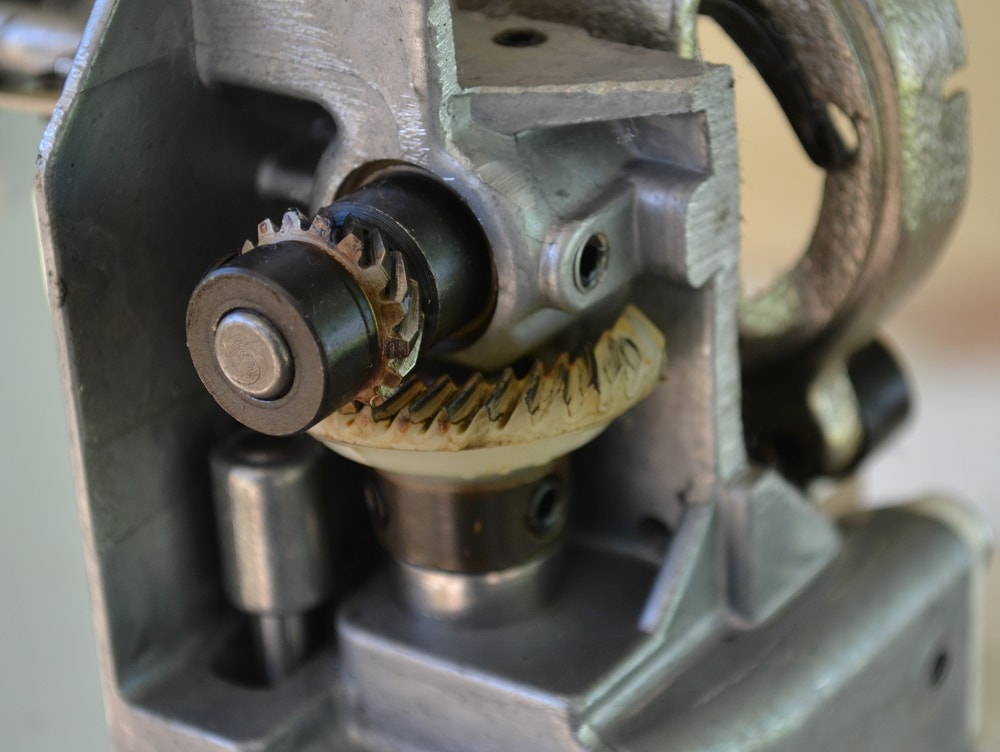 Shuttle hook shaft gears