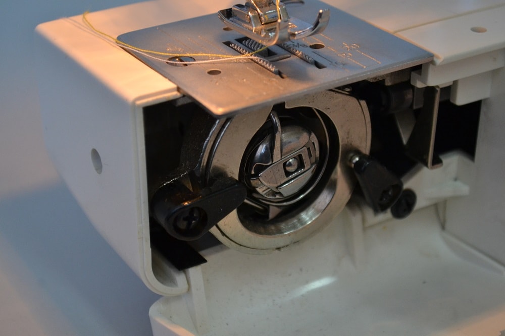 Vertical oscillating shuttle hook