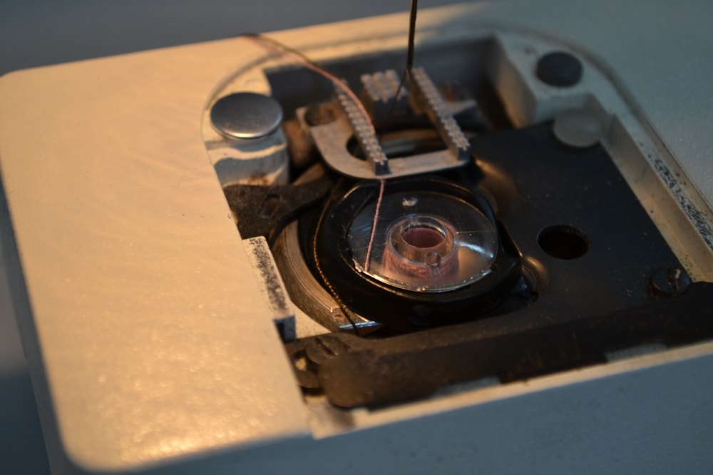 Shuttle tip catches upper thread from needle
